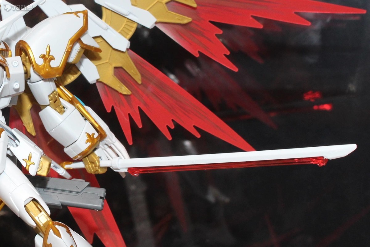 万代10月26日 一般发售 HGCE 1/144 257号 NOG-M2D1/E 黑骑士小队神鸟迦楼罗 贴纸与素组