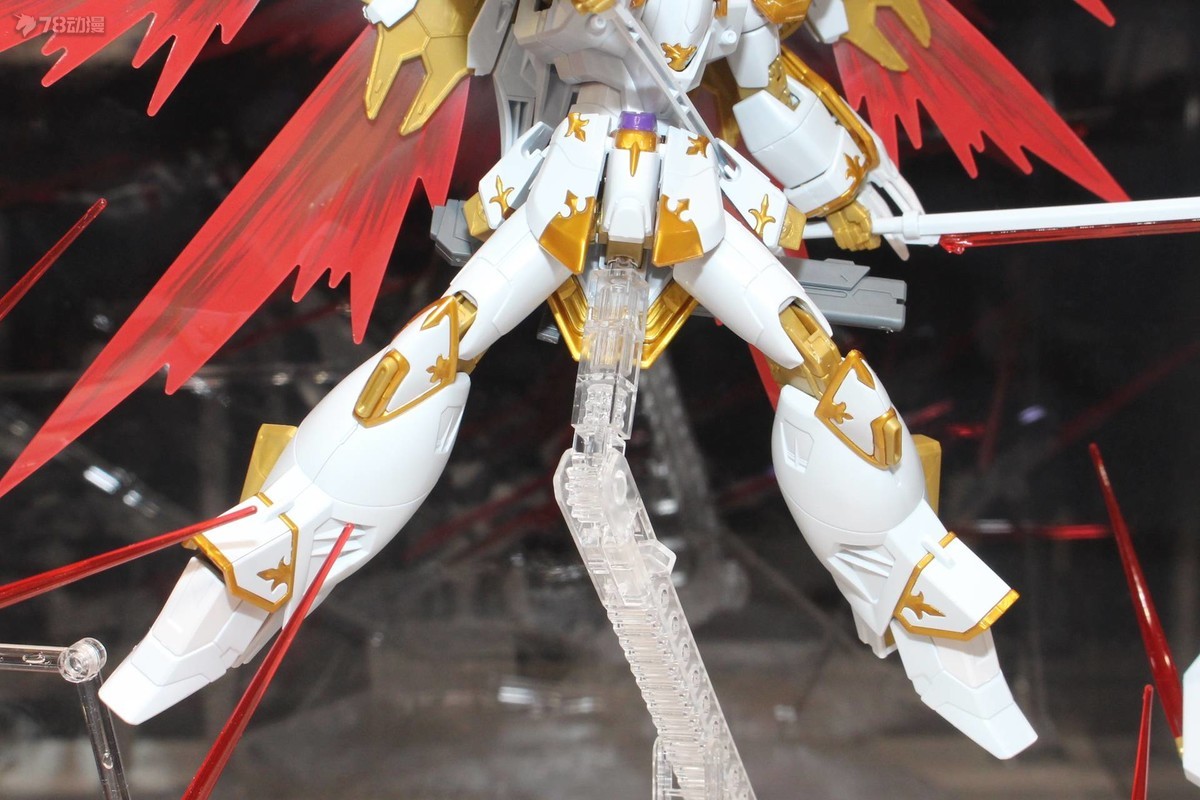 万代10月26日 一般发售 HGCE 1/144 257号 NOG-M2D1/E 黑骑士小队神鸟迦楼罗 贴纸与素组