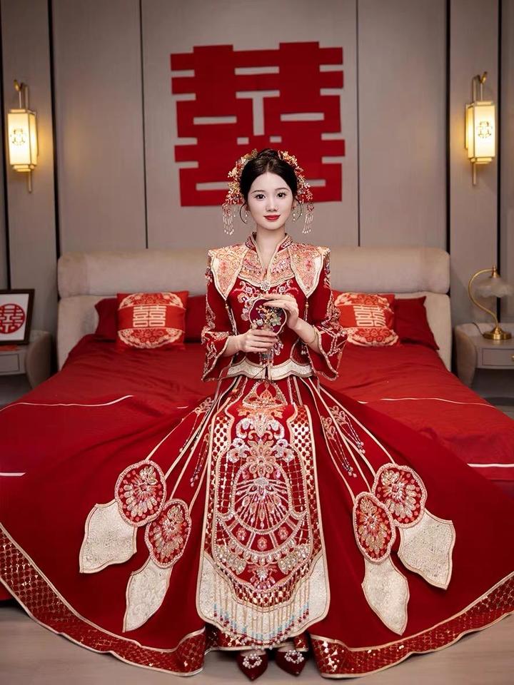香槟酒红色披肩流苏丝绒秀禾服