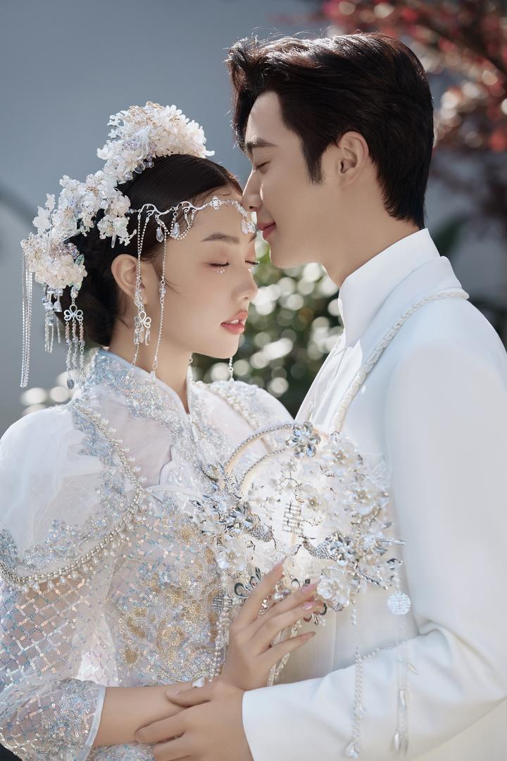 超减龄的白月光秀禾婚纱照