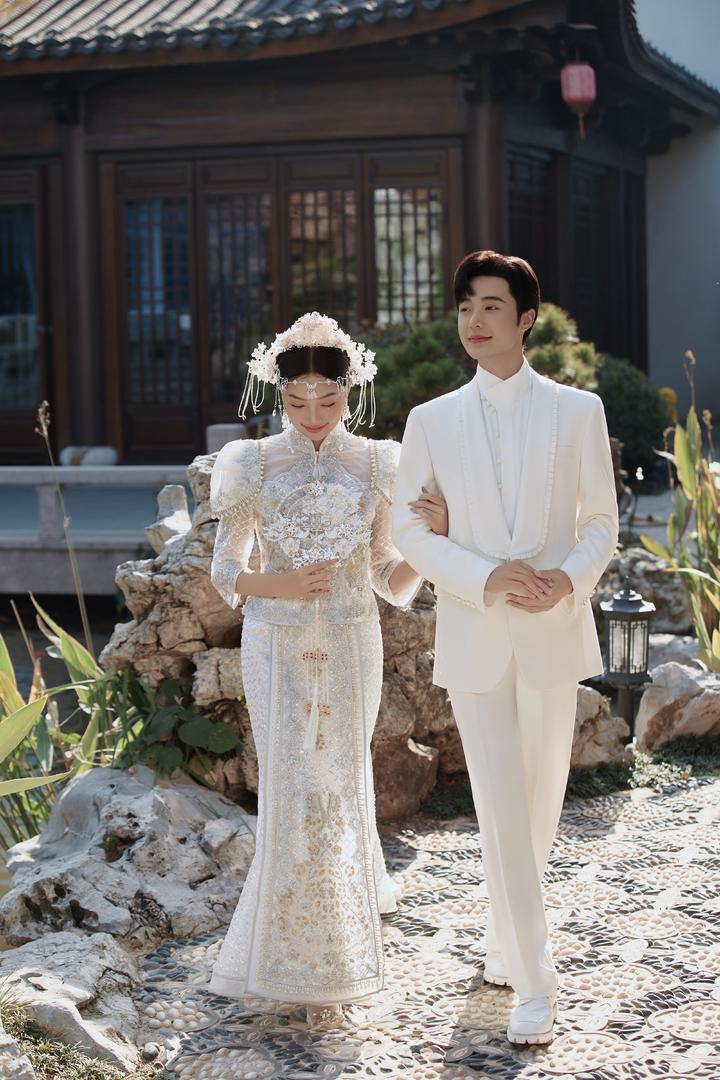 超减龄的白月光秀禾婚纱照