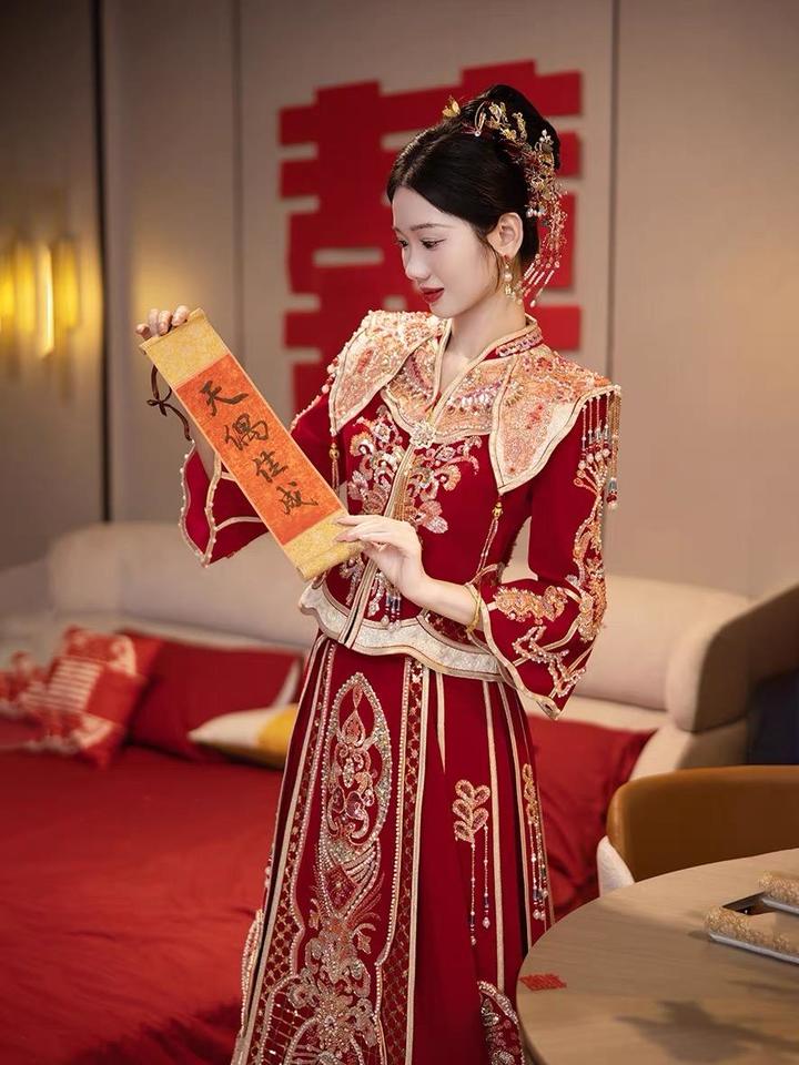 香槟酒红色披肩流苏丝绒秀禾服
