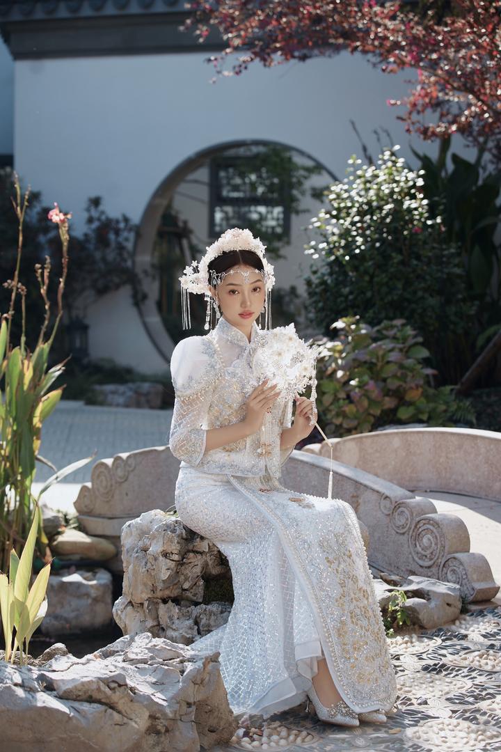 超减龄的白月光秀禾婚纱照